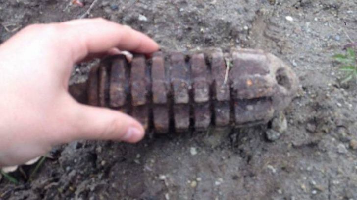 O grenadă cu focosul secţionat a fost găsită în grădina unei familii din Dorohoi