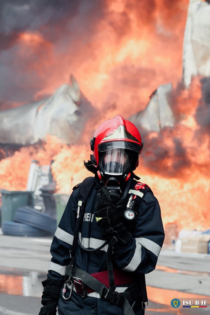 Imagini impresionate cu incendiu din Afumați. Pompierii s-au luptat 5 ore cu flăcările