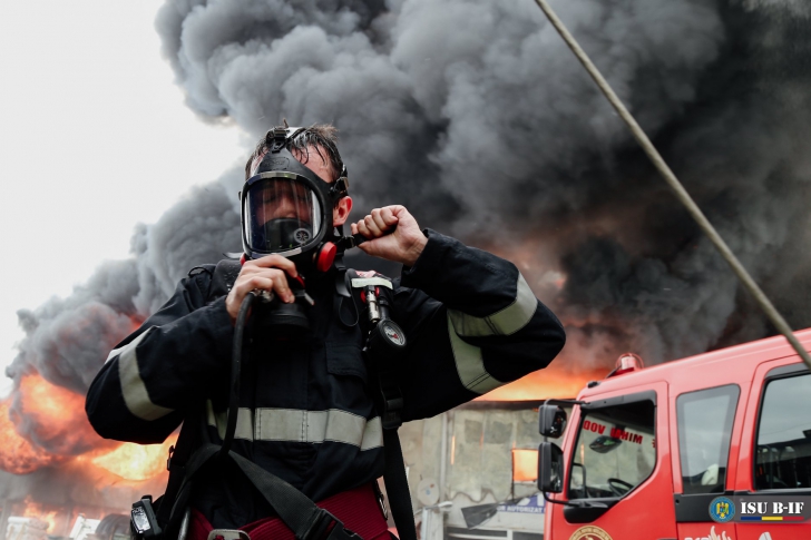 Imagini impresionate cu incendiu din Afumați. Pompierii s-au luptat 5 ore cu flăcările