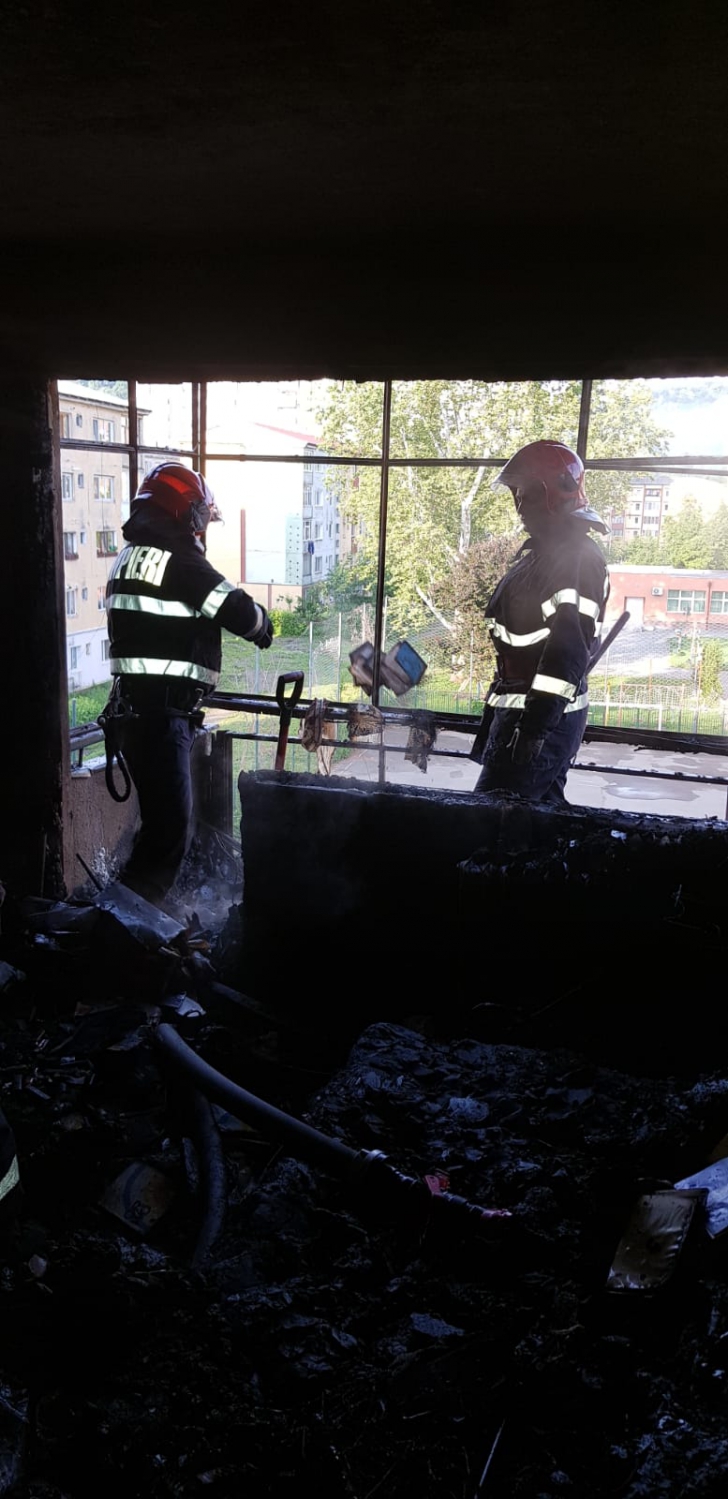 Incendiu violent la bloc: un mort, 3 răniți. Locatarii, evacuați de urgență!