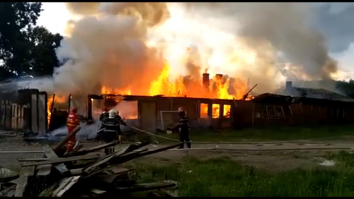Adăpost de animale cuprins de flăcări, în Suceava. VIDEO