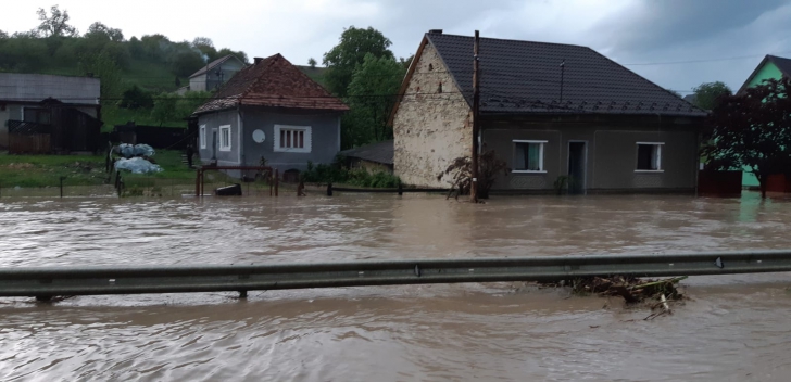 Drumuri, zeci de gospodării și insituații din Bistrița-Năsăud, inundate după ploile torențiale