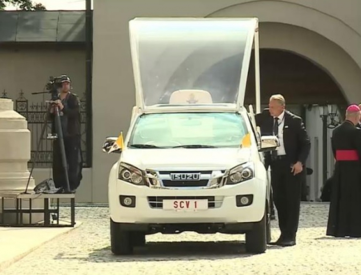 ISUZU, maşina pe care a folosit-o Papa pe post de Papamobil, în loc de Dacia Duster