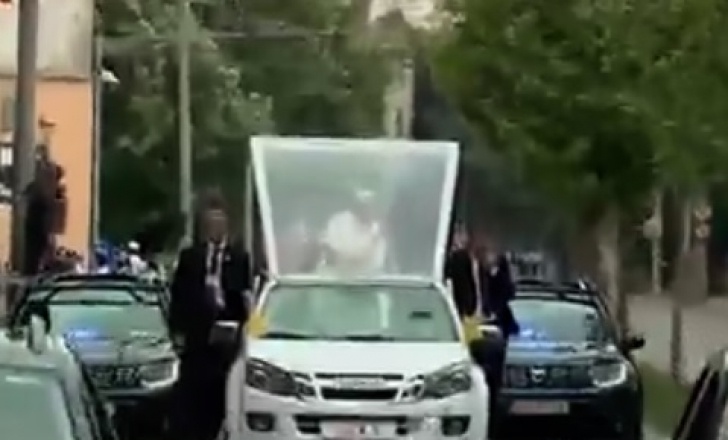 ISUZU, maşina pe care a folosit-o Papa pe post de Papamobil, în loc de Dacia Duster