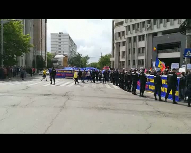 Contra-manifestație la mitingul PSD de la Galați: Îmbrânceli cu jandarmii - VIDEO