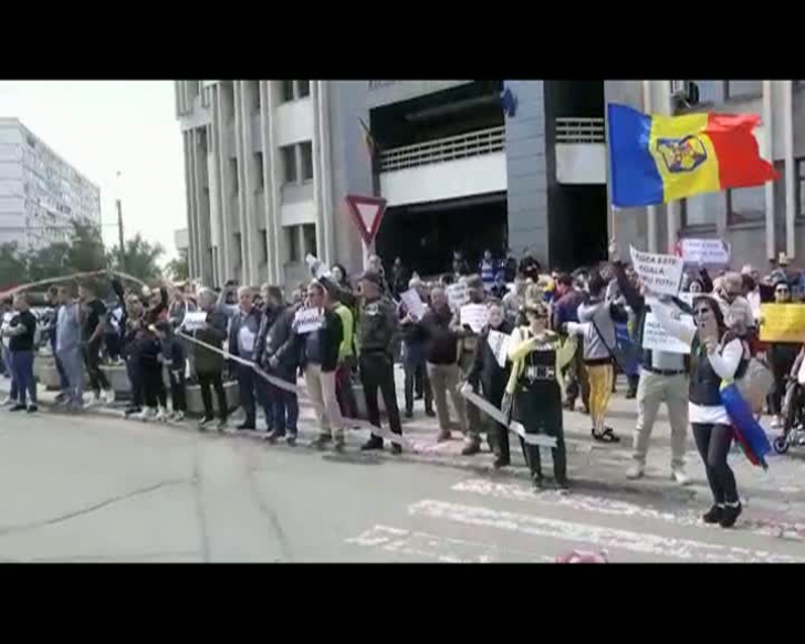 Contra-manifestație la mitingul PSD de la Galați: Îmbrânceli cu jandarmii - VIDEO