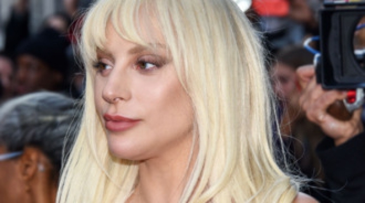 Lady Gaga a făcut striptease pe covorul roșu, la MET GALA 2019