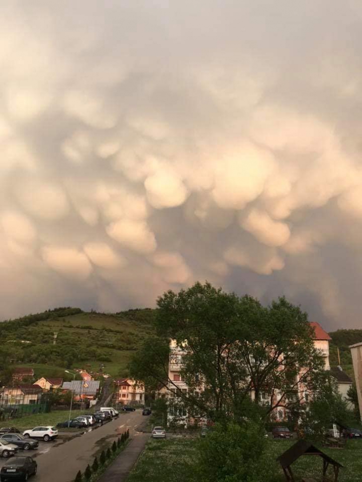 Fenomen meteo impresionant, în județul Hunedoara. „Seamănă cu un monstru! Apocalipsa?”