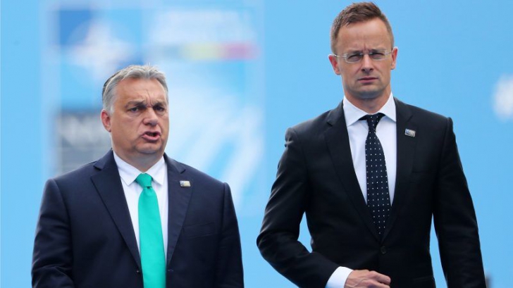 Ministrul maghiar de Externe, Peter Szijjarto, alături de premierul Viktor Orban