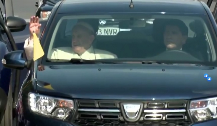 Papa Francisc, pe locul din dreapta a unui Logan albastru