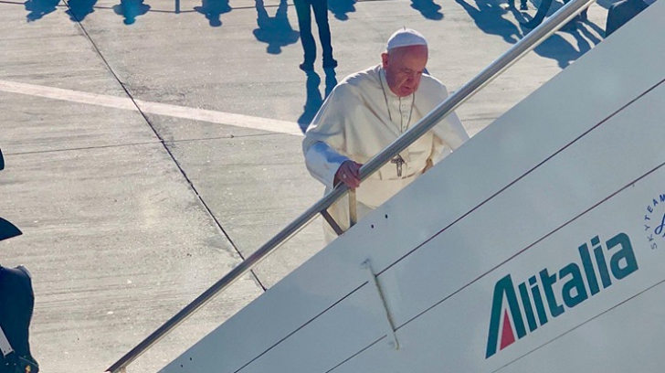Primele imagini cu Papa Francisc în drum spre România