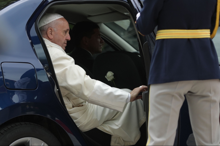 Iohannis în Mercedes, Papa Francisc în Logan