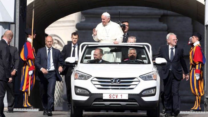 Inedit! Papa Francisc se va plimba în mașini din România, dar cu număr de Vatican
