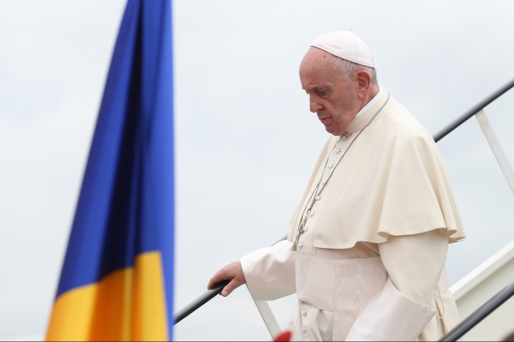 Cine sunt cei doi copii care l-au întâmpinat pe Papa Francisc pe Aeroportul Otopeni 