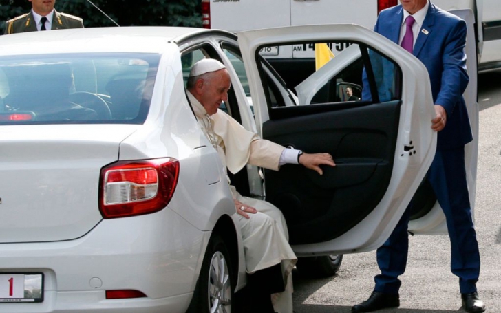 Dacia produce Papamobilul cu care se plimbă Suveranul Pontif. Aşa arată Papamobilul Logan