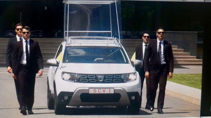 Cum arată mașina în care va merge Papa Francisc în România!