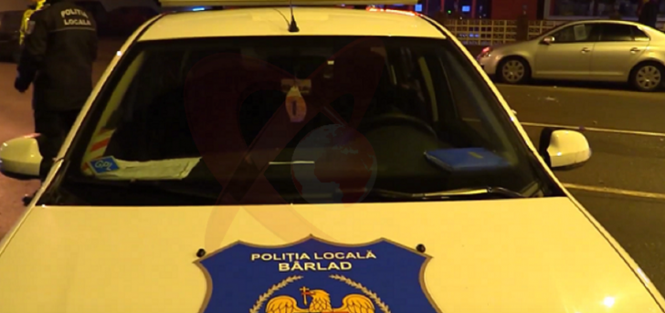 Polițist din Bârlad atacat cu praștia și lovit cu piciorul, în timp ce urmărea un infractor!
