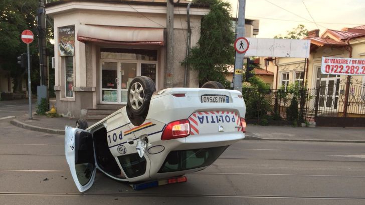 Accident teribil, în centrul Ploieștiului: mașină de Poliție, răsturnată