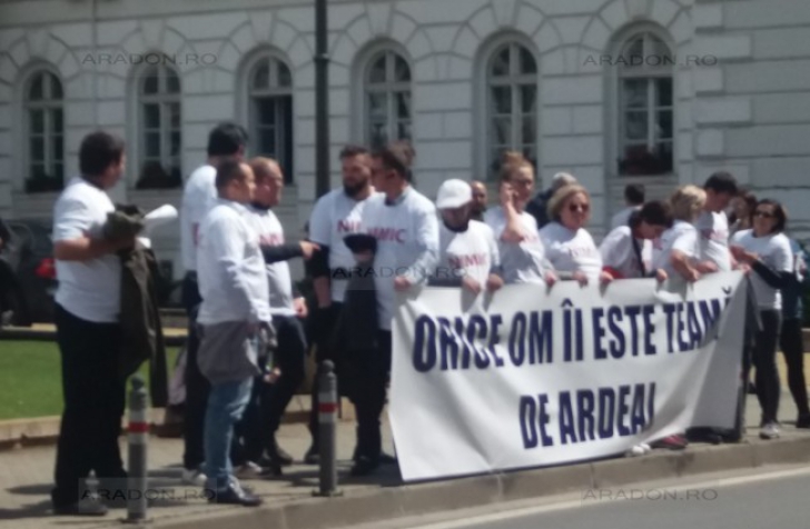 Viorica Dăncilă, huiduită de sute de oameni la Arad! "Sunt sinderată!" (VIDEO)