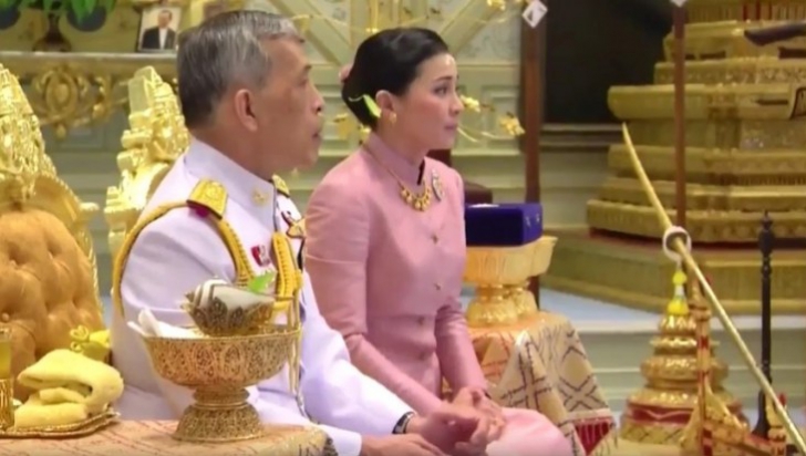 Stewardesa ajunsă regină! Povestea primei doamne a Thailandei