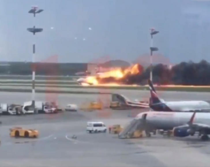 Un avion în flăcări a aterizat de urgență la Moscova: 13 morţi, mai mulţi răniţi - VIDEO