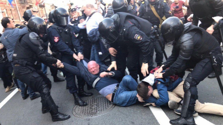 Violențe în Rusia: Peste 120 de persoane, arestate pentru că au scandat sloganuri anti-Putin