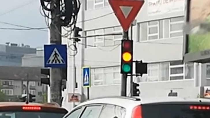 Semafor-minune la Timişoara, niciun şofer n-a reuşit să treacă pe verde (VIDEO)