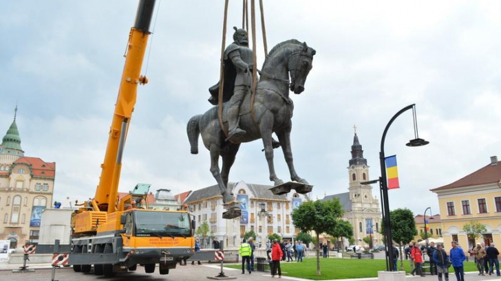 Ruşinea naţională de la Oradea: statuia voievodului Mihai Viteazul dată jos de primarul PNL
