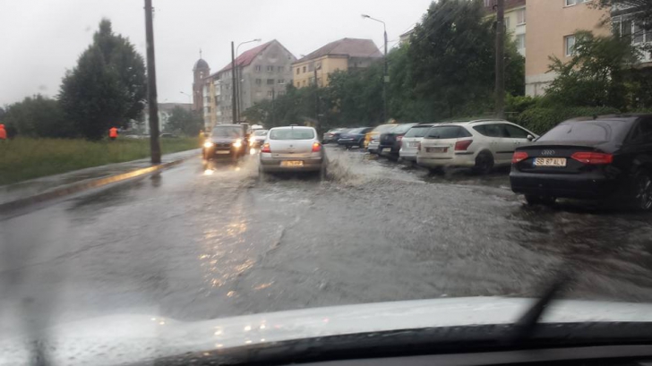 Ploaia a făcut ravagii în București. Străzi, stații de metrou şi de tramvai, inundate (VIDEO)