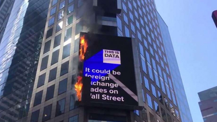 Incendiu al unui ecran publicitar digital în Times Square din New York