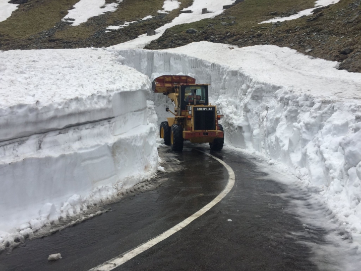 Transfăgărășanul, închis până la 1 iulie. Drumarii se luptă cu zăpada de 7 metri