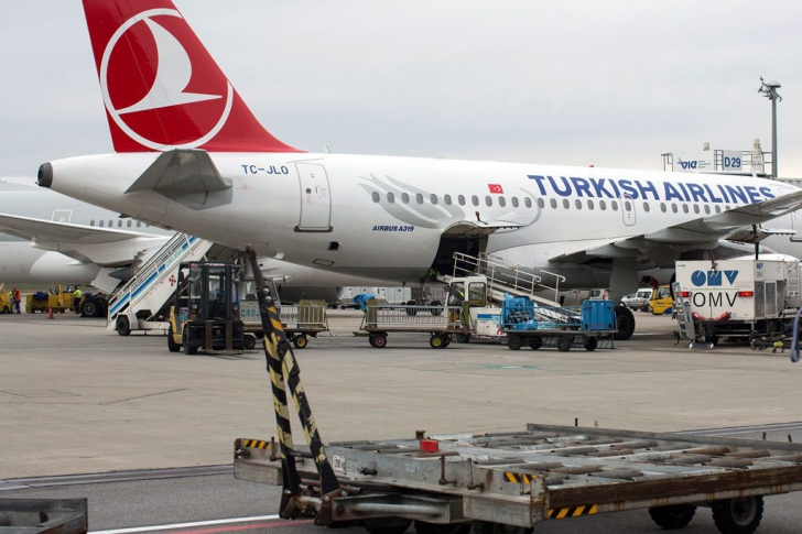 Un avion Turkish Airlines a aterizat de urgență pe Otopeni