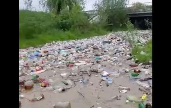 Viitură cu tone de PET-uri şi gunoaie în Argeş! (VIDEO)