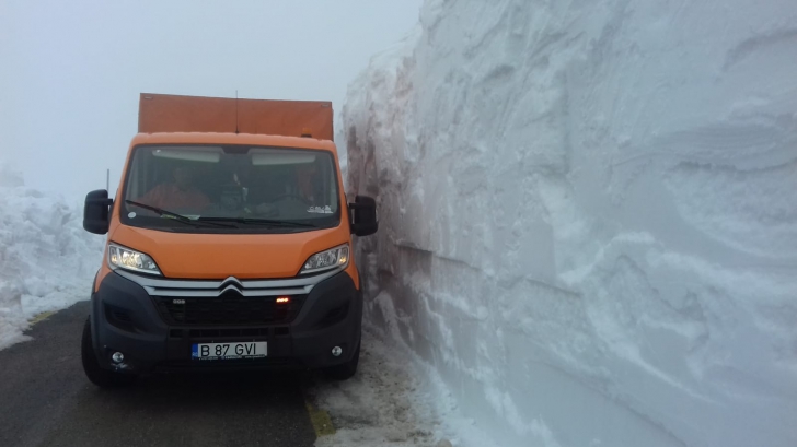 Zăpadă de 7 metri în România. Cum arată șoseaua?