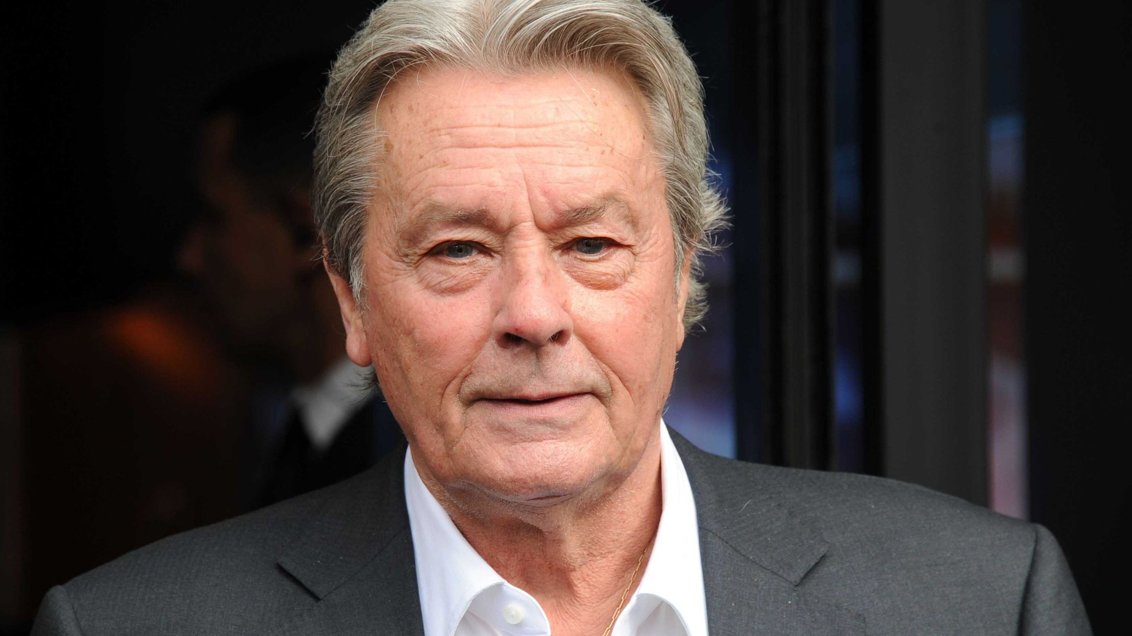 Alain Delon va fi îngropat în grădina casei, alături de cei 35 de câini ai săi. Ce a cerut prin testament
