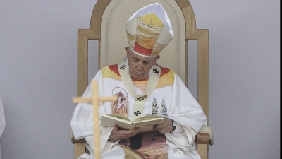 Papa Francisc, îmbrăcat de o româncă din Satu Mare