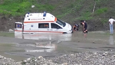 Imagini șocante cu țara scoasă din noroaie! Totul s-a întâmplat în Vrancea