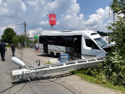 Microbuz cu pasageri, scăpat de sub control, în Dâmbovița: mai multe victime. Circulația, oprită
