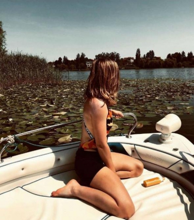 Simona Halep, sexy şi sumar îmbrăcată, într-o barcă