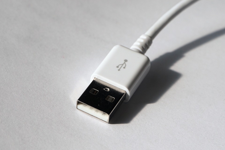 De ce e mereu atât de enervant și dificil să conectezi un USB la laptop