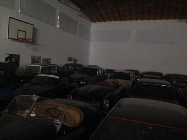 Maşini de milioane de euro, găsite într-o hală părăsită