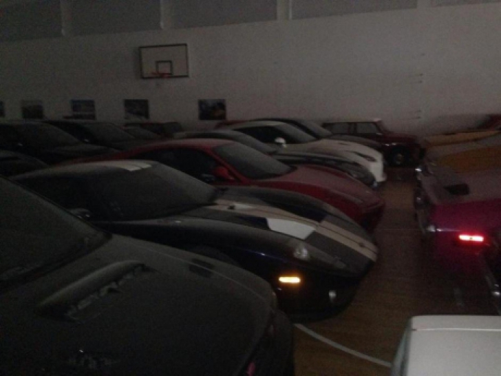 Maşini de milioane de euro, găsite într-o hală părăsită