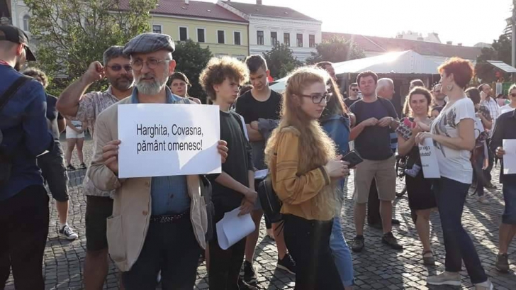 Sute de oameni la Cluj într-un marș de solidaritate interetnică româno-maghiară