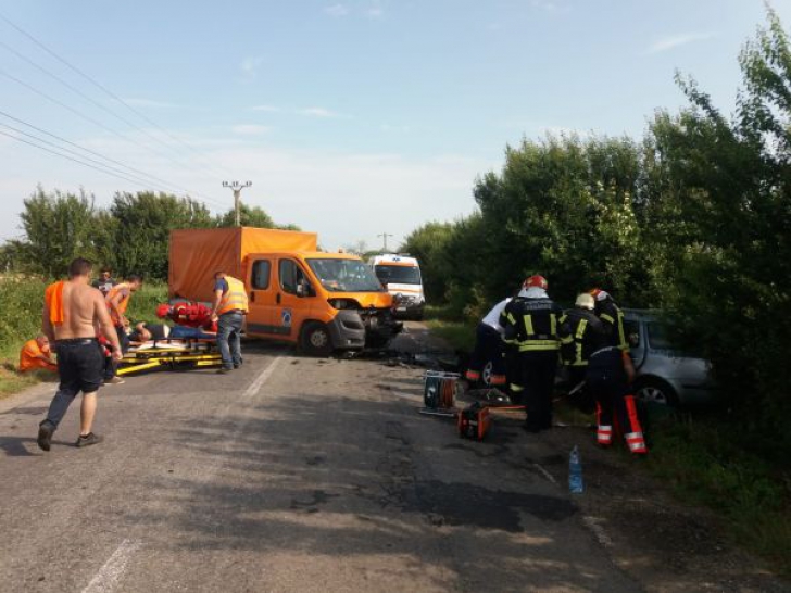 Grav accident în Brașov. O dubă CNAIR și un autoturism s-au ciocnit: 8 victime
