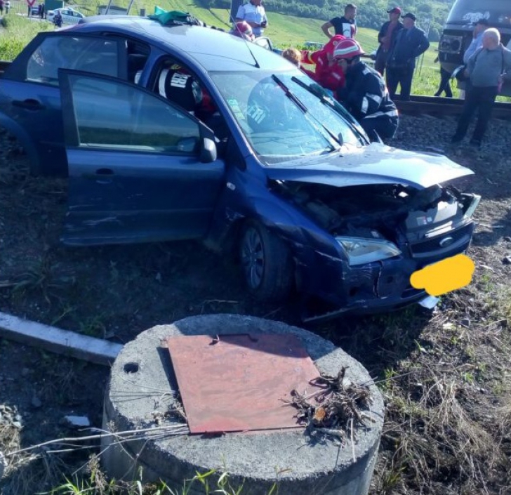 Maşină spulberată de un tren Săgeata Albastră, două victime duse la spital (FOTO)
