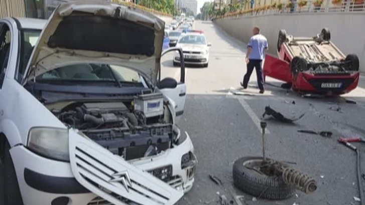Accident pectaculos, în Timișoara. Mașină răsturnată sub pasaj: o victimă