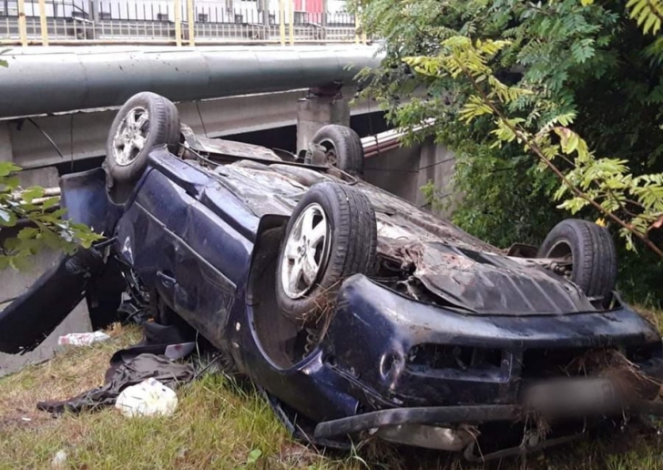 Accident spectaculos în Suceava, un autoturism a căzut de pe un pod