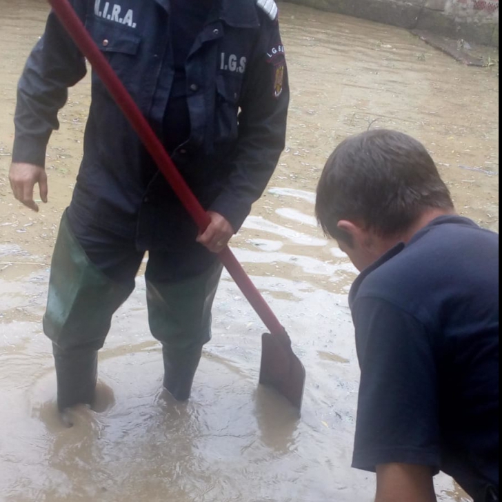 Dezastru la Arad! Zeci de persoane evacuate din cauza inundațiilor