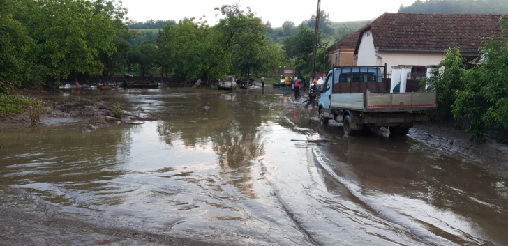 Peste 100 de case și gospodării, inundate în Arad. Mașini, luate de viitură. Mobilizare maximă 