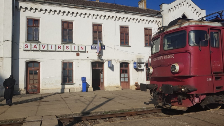 Circulația trenurilor pe ruta Arad-București este blocată. Mulți copaci au căzut pe linii